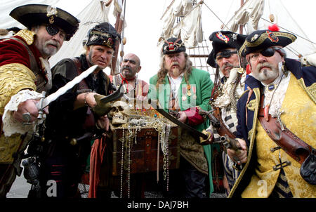 (Dpa-Datei) Ein Datei-Bild datiert 20. September 2006 des Karneval-Club-Mitglieder verkleidete als Piraten in Köln. Foto: Rolf Vennebernd Stockfoto