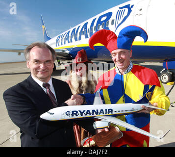 Vorsitzender der Irland ansässige Fluggesellschaft Ryanair, Michael O'Leary (R), hierin liegt zusammen mit einem Schauspieler verkleidet in ein Brocken Wich Trachten- und der Minister für Wirtschaft des Landes Sachsen-Anhalt, Reiner Haseloff (CDU, L), nach seiner Ankunft am Flughafen Magdeburg Cochstedt International in Cochstedt, Deutschland, 23. März 2011. Ryanair startet am 30. März 2011 mit zwei we Stockfoto