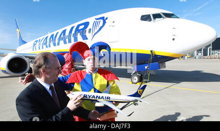 Vorsitzender der Irland ansässige Fluggesellschaft Ryanair, Michael O'Leary (R), stellt zusammen mit dem Minister für Wirtschaft des Landes Sachsen-Anhalt, Reiner Haseloff (CDU, L), nach seiner Ankunft am Flughafen Magdeburg Cochstedt International in Cochstedt, Deutschland, 23. März 2011. Ryanair startet am 30. März 2011 mit zwei wöchentlichen Flugverbindungen nach Barcelona-Girona, Gran Canaria, Stockfoto