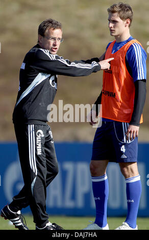 Das Bild zeigt den neuen Trainer der deutschen National-Team FC Schalke 04 Ralf Rangnick (L) und Schalke Spieler Benedikt Höwedes (R) während der ersten Trainingseinheit auf dem Gelände des FC Schalke 04 in Gelsenkirchen, Deutschland am 23. März 2011. FOTO: FRISO GENTSCH Stockfoto