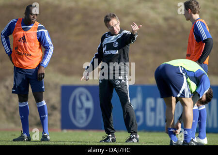 Das Bild zeigt den neuen Trainer der deutschen Bundesligae Team FC Schalke 04 Ralf Rangnick (M) Gespräch mit Schalke Spieler Benedikt Höwedes (R) während der ersten Trainingseinheit auf dem Gelände des FC Schalke 04 in Gelsenkirchen, Deutschland am 23. März 2011. FOTO: FRISO GENTSCH Stockfoto