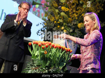 Das Bild zeigt Bettina Wulff, die Ehefrau von der deutsche Bundespräsident Christian Wulff Lisse, Niederlande am 23. März 2011 zu besuchen. Bei der Eröffnungsfeier der Tulpe Anbau Show benannt Keukenhof eine Neuzüchtung Tulpe nach Bettina Wulff. FOTO: OLIVER BERG Stockfoto