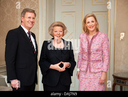 Das Bild zeigt deutsche Präsident Christian Wulff (L) und seine Frau Bettina Wulff (R) Besuch von Königin Beatrix der Niederlande (M) bei ihrem Palast Noordeinde in Den Haag, Niederlande am 23. März 2011. Der deutsche Bundespräsident und seine Frau war in der Tulpe-Show im Keukenhof, gewesen wo Ne Wtulip Rasse nach Bettina Wulff ernannt worden war. Foto: pool / Robert Vos ANP / Royal Press Eur Stockfoto