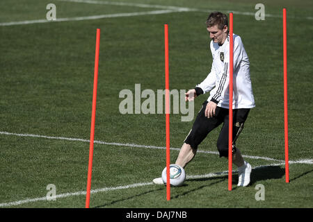 Das Bild zeigt den deutschen nationalen Fußball Spieler Bastian Schweinsteiger beim Training der deutschen Fußball Nationalmannschaft in der Brita-Arena in Wiesbaden, Deutschland am 23. März 2011. Die deutsche Fußball-Nationalmannschaft hat in der Brita-Arena in Vorbereitung für die EM-Qualifikation-Spiel gegen Kasachstan trainiert. Foto: Fredrick von Erichsen Stockfoto