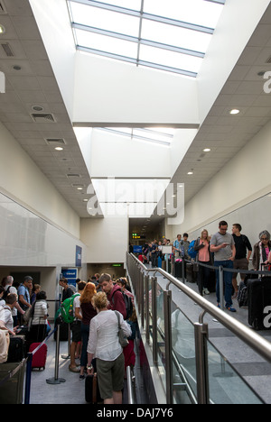 Passagiere-Warteschlange für Gepäck, Check-in und boarding pass überprüfen. Stockfoto