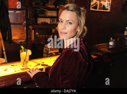 Das Bild zeigt die US-amerikanische Schauspielerin Robin Wright posiert bei den Dreharbeiten des Films "The Congress" in Berlin, Deutschland am 24. März 2011. FOTO: JÖRG CARSTENSEN Stockfoto