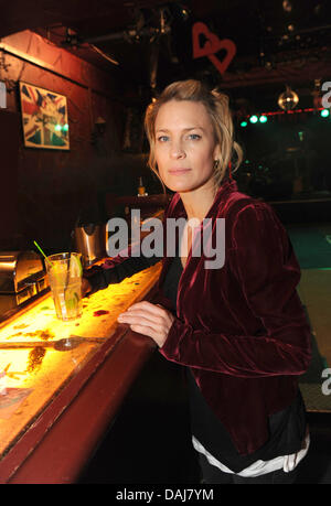 Das Bild zeigt die US-amerikanische Schauspielerin Robin Wright posiert bei den Dreharbeiten des Films "The Congress" in Berlin, Deutschland am 24. März 2011. FOTO: JÖRG CARSTENSEN Stockfoto