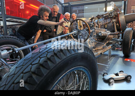 Nach umfangreichen Recherchen und Restaurierungsarbeiten erklärt Restaurator John-Ernst Luecke (L) des Chassis von Awtowelo 650 im Industriemuseum in Chemnitz, Deutschland, 24. März 2011. Der Rennwagen wurde von der sowjetischen Autofirma Awtowelo ca. 1950/52 erbaut. Heute gibt es nur drei von diesen Autos. Foto: Hendrik Schmidt Stockfoto