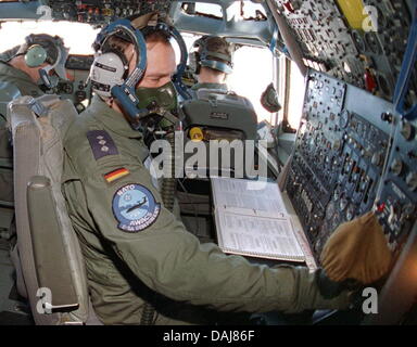 (Dpa Datei) Ein Datei-Bild vom 2. Februar 1997, zeigt zwei Piloten (zurück) und der Flugingenieur (vorne) der Bundeswehr prüfen ihre Instrumente im Cockpit von einer NATO-Awacs Aufklärungsflugzeugen während des Fluges. Die Bundesregierung will 300 mehr Truppen für Aufklärungsflüge über Afghanistan bereitstellen, die deutschen Nachrichtenagentur Dpa erfuhr von staatlichen Quellen auf Stockfoto