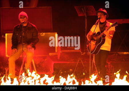 Hawaiianische Sänger Bruno Mars (R) führt auf der Bühne während der 2011 Echo Music Awards-Zeremonie in Berlin, Deutschland, 24. März 2011. Der Musikpreis Echo ist in 25 Kategorien vergeben. Foto: Soeren Stache Stockfoto