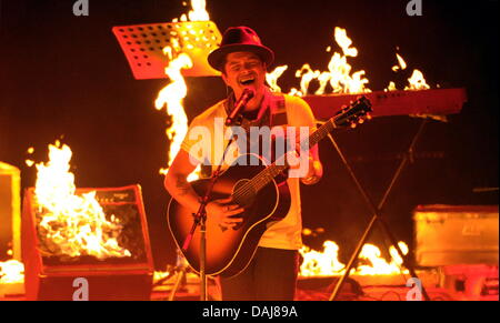 Hawaiianische Sänger Bruno Mars führt auf der Bühne bei der 2011 Echo Music Awards-Verleihung in Berlin, Deutschland, 24. März 2011. Der Musikpreis Echo ist in 25 Kategorien vergeben. Foto: Soeren Stache Stockfoto