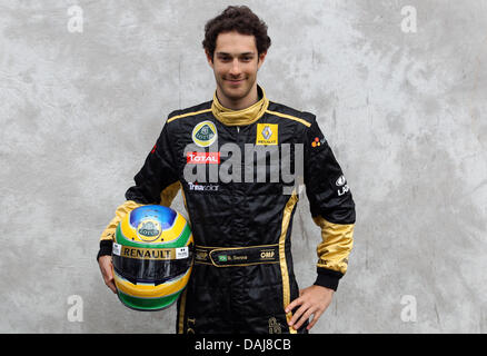 Brasilianischer Formel1 Testfahrer Bruno Senna Lotus Renault Lächeln während der Foto-Session im Fahrerlager des Albert Park Street Circuit in Melbourne, Australien, 24. März 2011. Die 2011 Formel 1 Australian Grand Prix findet am 27. März 2011. Foto: Jens Büttner Stockfoto