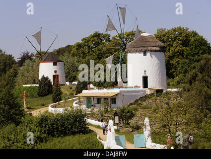 (Dpa-Datei) Eine Datei vom 25. Mai 2009 Bild (R-L) Griechische Mühle "Irini" und die portugiesische "Anabela" an das Mühlenmuseum in Gifhorn, Deutschland. Die 15 Wind- und Wassermühlen im Museum wurden in Betrieb genommen wie das Museum seine Winterpause am 15. März 2011 abgeschlossen. Auch sehen Sie auf dem Gelände eine russisch-orthodoxen Holzkirche. Foto: Holger Hollemann Stockfoto