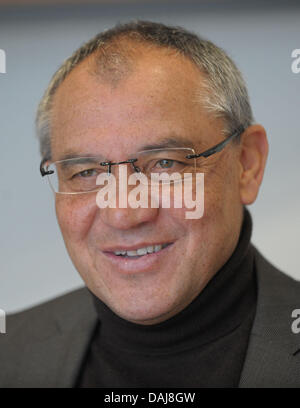 Das Bild zeigt Trainer Felix Magath im Gespräch mit der Nachrichtenagentur Dpa über den aktuellen Stand des Fußball-Bundesligisten VfL Wolfsburg in Wolfsburg, Deutschland am 25. März 2011. Foto: Peter Steffen Stockfoto