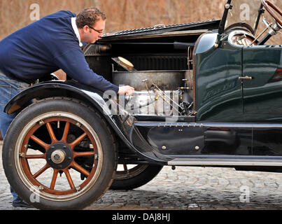 Das Bild zeigt Jan Placke neben das Auto Modell "Stanley 735, B', die im Jahre 1919 vor dem August Horch Museum in Zwickau, Deutschland am 25. März 2011 gebaut wurde. Anlass des neugierig Autos mit seiner Dampfmaschine war "Zwickau Automobil Colloquium" auf 125 Jahre Automobil. Ohne Kupplung und Getriebe ist der ruhig noch ab und zu dann Throug Wagen Stockfoto