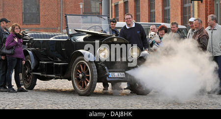 Das Bild zeigt Jan Placke (4 L) neben dem Automobil Modell 'Stanley 735, B', die im Jahre 1919 vor dem August Horch Museum in Zwickau, Deutschland am 25. März 2011 gebaut wurde. Anlass des neugierig Autos mit seiner Dampfmaschine war "Zwickau Automobil Colloquium" auf 125 Jahre Automobil. Ohne Kupplung und Getriebe der ruhigen ist noch Wagen hin und der Stockfoto