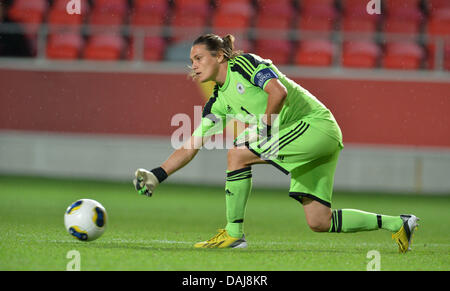 Växjö, Schweden. 14. Juli 2013. Torhüter Nadine Angerer Deutschland spielt den Ball während der UEFA Women's EURO 2013 Gruppe B Fußballspiel zwischen Deutschland und Island an der Växjö Arena in Växjö, Schweden, 14. Juli 2013. Foto: Carmen Jaspersen/Dpa/Alamy Live News Stockfoto