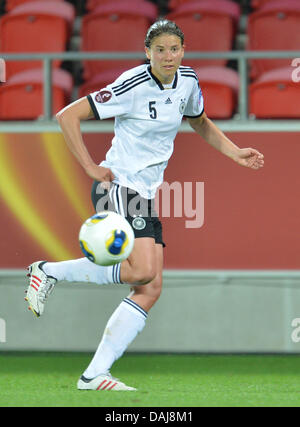 Växjö, Schweden. 14. Juli 2013. Annike Krahn Deutschland spielt den Ball während der UEFA Women's EURO 2013 Gruppe B Fußballspiel zwischen Deutschland und Island an der Växjö Arena in Växjö, Schweden, 14. Juli 2013. Foto: Carmen Jaspersen/Dpa/Alamy Live News Stockfoto