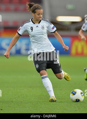 Växjö, Schweden. 14. Juli 2013. Lena Lotzen Deutschland spielt den Ball während der UEFA Women's EURO 2013 Gruppe B Fußballspiel zwischen Deutschland und Island an der Växjö Arena in Växjö, Schweden, 14. Juli 2013. Foto: Carmen Jaspersen/Dpa/Alamy Live News Stockfoto