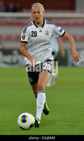 Växjö, Schweden. 14. Juli 2013. Lena Goeßling Deutschland spielt den Ball während der UEFA Women's EURO 2013 Gruppe B Fußballspiel zwischen Deutschland und Island an der Växjö Arena in Växjö, Schweden, 14. Juli 2013. Foto: Carmen Jaspersen/Dpa/Alamy Live News Stockfoto