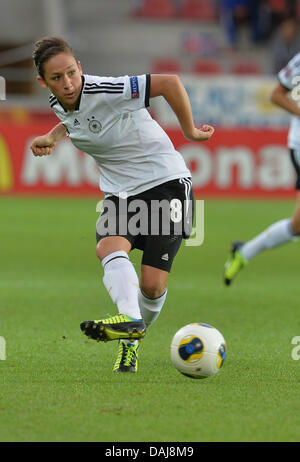 Växjö, Schweden. 14. Juli 2013. Nadine Keßler Deutschland spielt den Ball während der UEFA Women's EURO 2013 Gruppe B Fußballspiel zwischen Deutschland und Island an der Växjö Arena in Växjö, Schweden, 14. Juli 2013. Foto: Carmen Jaspersen/Dpa/Alamy Live News Stockfoto