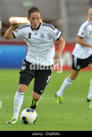 Växjö, Schweden. 14. Juli 2013. Nadine Keßler Deutschland spielt den Ball während der UEFA Women's EURO 2013 Gruppe B Fußballspiel zwischen Deutschland und Island an der Växjö Arena in Växjö, Schweden, 14. Juli 2013. Foto: Carmen Jaspersen/Dpa/Alamy Live News Stockfoto