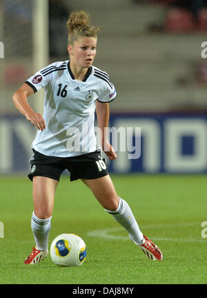 Växjö, Schweden. 14. Juli 2013. Melanie Leupolz Deutschland spielt den Ball während der UEFA Women's EURO 2013 Gruppe B Fußballspiel zwischen Deutschland und Island an der Växjö Arena in Växjö, Schweden, 14. Juli 2013. Foto: Carmen Jaspersen/Dpa/Alamy Live News Stockfoto