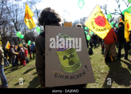 Anti-atomare-Demonstranten beteiligen sich an einer Kundgebung in Hamburg, Germany, 26. März 2011. Bundesweite Proteste gegen Atomenergie fanden am selben Tag statt. Foto: Kay Nietfeld Stockfoto