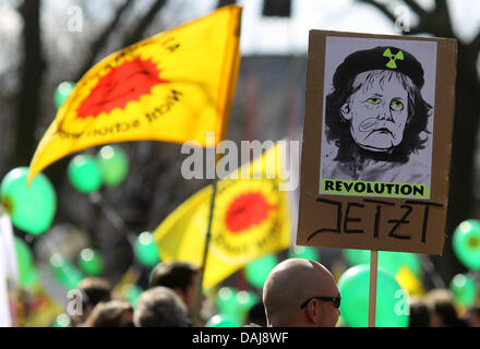 Anti-atomare-Demonstranten beteiligen sich an einer Kundgebung in Hamburg, Germany, 26. März 2011. Bundesweite Proteste gegen Atomenergie fanden am selben Tag statt. Foto: Kay Nietfeld Stockfoto