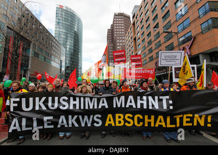 Zehntausende von Anti-Atom-Demonstranten Teilnahme an einer Kundgebung in Berlin, Deutschland, 26. März 2011. Bundesweite Proteste gegen Atomenergie fanden am selben Tag statt. Foto: Herbert Knosowski Stockfoto