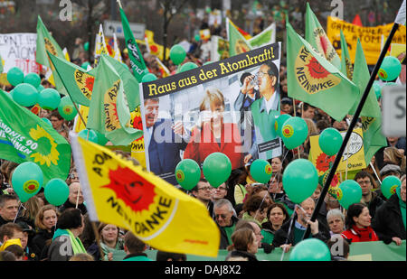 Zehntausende von Anti-Atom-Demonstranten Teilnahme an einer Kundgebung in Berlin, Deutschland, 26. März 2011. Bundesweite Proteste gegen Atomenergie fanden am selben Tag statt. Foto: Herbert Knosowski Stockfoto