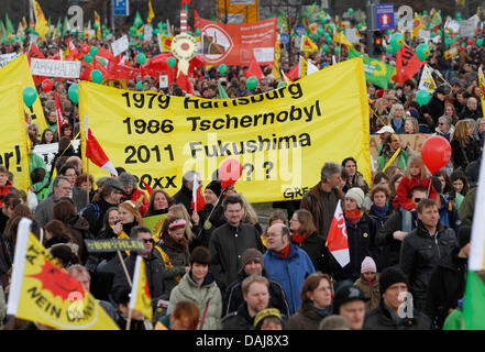 Zehntausende von Anti-Atom-Demonstranten Teilnahme an einer Kundgebung in Berlin, Deutschland, 26. März 2011. Bundesweite Proteste gegen Atomenergie fanden am selben Tag statt. Foto: Herbert Knosowski Stockfoto