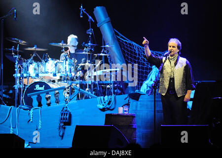 Irische Musiker Chris de Burgh führt bei seiner Europa-Tournee-Auftakt in Saarbrücken, Deutschland, 25. März 2011. Foto: Oliver Dietze Stockfoto