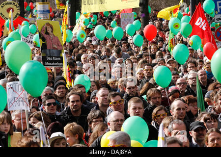 Zehntausende von Anti-Atom-Demonstranten Teilnahme an einer Kundgebung in Berlin, Deutschland, 26. März 2011. Bundesweite Proteste gegen Atomenergie fanden am selben Tag statt. Foto: Herbert Knosowski Stockfoto