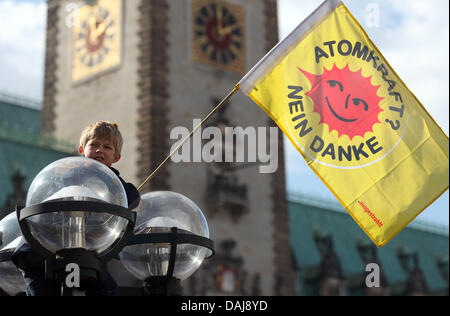 Zehntausende von Anti-Atom-Demonstranten Teilnahme an einer Kundgebung in Hamburg, Deutschland, 26. März 2011. Bundesweite Proteste gegen Atomenergie fanden am selben Tag statt. Foto: Kay Nietfeld Stockfoto