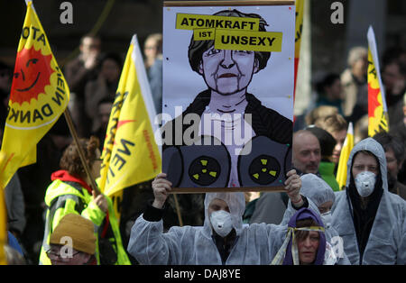 Zehntausende von Anti-Atom-Demonstranten Teilnahme an einer Kundgebung in Hamburg, Deutschland, 26. März 2011. Bundesweite Proteste gegen Atomenergie fanden am selben Tag statt. Foto: Kay Nietfeld Stockfoto