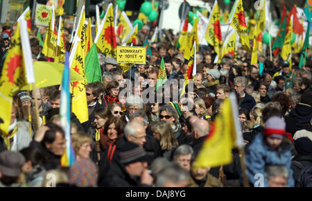 Zehntausende von Anti-Atom-Demonstranten Teilnahme an einer Kundgebung in Hamburg, Deutschland, 26. März 2011. Bundesweite Proteste gegen Atomenergie fanden am selben Tag statt. Foto: Kay Nietfeld Stockfoto