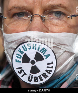 Zehntausende von Anti-Atom-Demonstranten Teilnahme an einer Kundgebung in Hamburg, Deutschland, 26. März 2011. Bundesweite Proteste gegen Atomenergie fanden am selben Tag statt. Foto: Kay Nietfeld Stockfoto