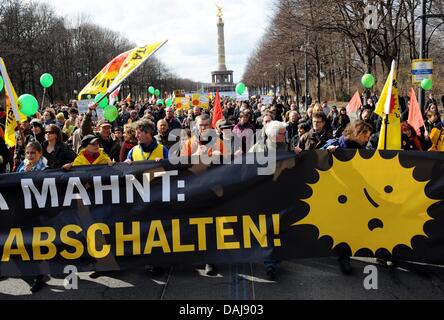 Zehntausende von Anti-Atom-Demonstranten Teilnahme an einer Kundgebung in Berlin, Deutschland, 26. März 2011. Bundesweite Proteste gegen Atomenergie fanden am selben Tag statt. Foto: MAURIZIO GAMBARINI Stockfoto