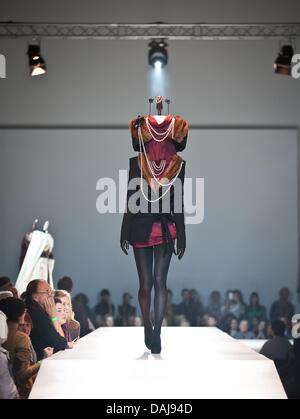 Modelle zeigen Kreationen von belgischen Designer Walter van Beirendonck und Studenten der Blick Königliche Akademie der bildenden Künste bei 'Art & Fashion - zwischen Haut und Kleid"in Wolfsburg, Deutschland, 25. März 2011. Foto: Marek Kruszewski Stockfoto