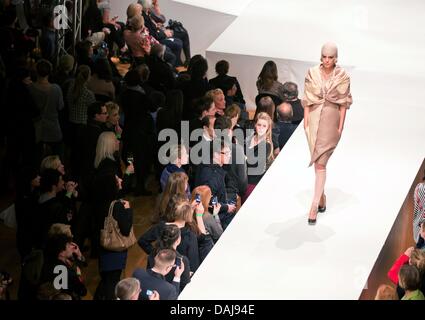 Modelle zeigen Kreationen von belgischen Designer Walter van Beirendonck und Studenten der Blick Königliche Akademie der bildenden Künste bei 'Art & Fashion - zwischen Haut und Kleid"in Wolfsburg, Deutschland, 25. März 2011. Foto: Marek Kruszewski Stockfoto