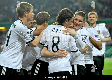 Deutschen Miroslav Klose (Front C) feiert mit seinen Teamkollegen, Mesut Özil (L) und Bastian Schweinsteiger (R) nach seinem Tor die 1: 0-Führung während der UEFA Euro 2012 Qualifikation Gruppe A Fußball zwischen Deutschland und Kasachstan in die Fritz-Walter-Stadion in Kaiserslautern, Deutschland, 26. März 2011 Spiel. Foto: Dpa/Lrs Marius Becker Stockfoto