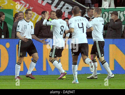 Deutschen Miroslav Klose (L) feiert mit seinen Teamkollegen Bastian Schweinsteiger, Mesut Oezil (L-R) und Dennis Agogo nach erzielte das 1: 0 Tor während der UEFA Euro 2012 Qualifikation Gruppe A Fussball Match zwischen Deutschland und Kasachstan in die Fritz-Walter-Stadion in Kaiserslautern, Deutschland, 26. März 2011. Foto: Ronald Wittek Dpa/lrs Stockfoto