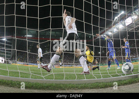 Deutschen Miroslav Klose (C) feiert nach erzielte das 1: 0 Tor während der UEFA Euro 2012 Qualifikation Gruppe A Fussball Match zwischen Deutschland und Kasachstan in die Fritz-Walter-Stadion in Kaiserslautern, Deutschland, 26. März 2011. Foto: Fredrik von Erichsen Dpa/lrs Stockfoto