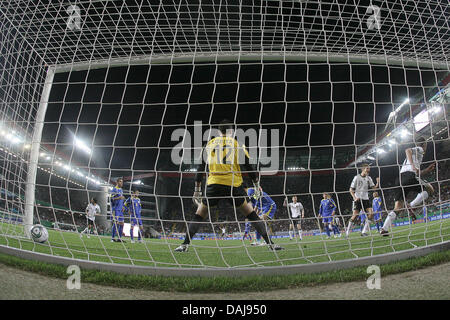 Deutschen Miroslav Klose (R) feiert nach erzielte das 1: 0 Tor während der UEFA Euro 2012 Qualifikation Gruppe A Fussball Match zwischen Deutschland und Kasachstan in die Fritz-Walter-Stadion in Kaiserslautern, Deutschland, 26. März 2011. Foto: Fredrik von Erichsen Dpa/lrs Stockfoto