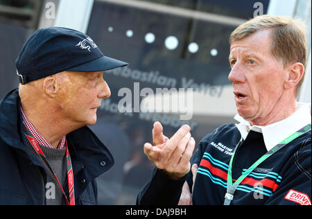 Das Bild zeigt frühere Rallye-Weltmeister, deutscher Walter Röhrl (R), im Gespräch mit ehemaligen Formula One Champion, Niki Lauda (L), im Fahrerlager der australischen Formel 1 Grand Prix auf dem Albert Park Circuit in Melbourne, Australien am 27. März 2011. Foto: Jens Büttner Stockfoto