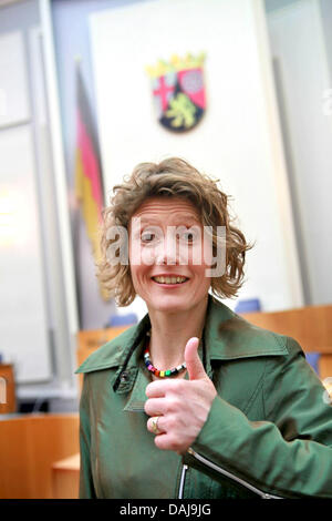 Die Spitzenkandidatin der grünen in Rheinland-Pfalz, Eveline Lemke (R), lächelt und Gesten einen Daumen nach oben, während einer Pressekonferenz im Landtag in Mainz, Deutschland, 27. März 2011.  3,1 Millionen Bürgerinnen und Bürger waren wahlberechtigt. 655 Kandidaten lief bei den Wahlen für 101 Sitze im Landtag in Mainz. Foto: Frank Rumpenhorst Stockfoto