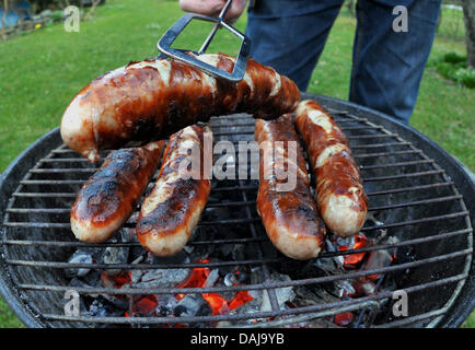 (Dpa-Datei) Ein Datei-Bild datiert 3. April 2009 der gegrillte Bratwürste in Weimar, Deutschland. Foto: Hendrik Schmidt Stockfoto