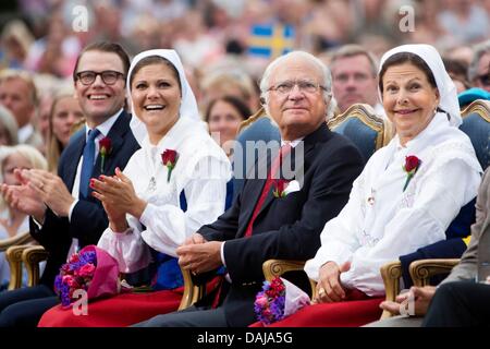 Borgholm, Schweden. 14. Juli 2013. Prinz Daniel (L-R), Kronprinzessin Victoria, König Carl XVI. Gustaf und Königin Silvia besuchen die Feierlichkeiten der Kronprinzessin Victoria 36. Geburtstag in Borgholm, Schweden, 14. Juli 2013. Foto: Foto: Patrick van Katwijk / Niederlande und Frankreich OUT/Dpa/Alamy Live News Stockfoto