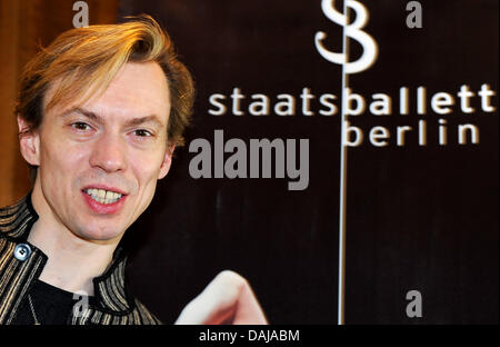 Staatsballett Berlin Intendant Vladimir Malakhov lächelt während einer Pressekonferenz auf der Firma kündigt das Repertoire für die Saison 2011/12 in Berlin, Deutschland, 29. März 2011. Foto: Jens Kalaene Stockfoto